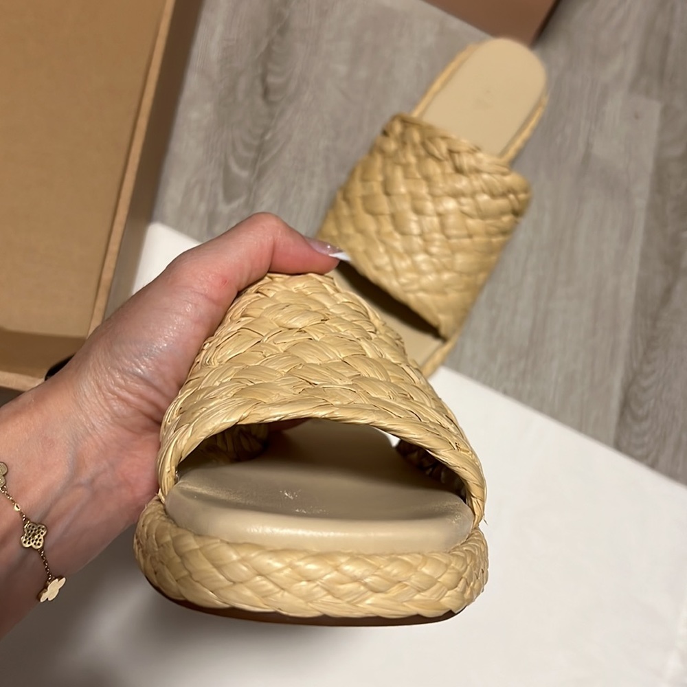 Vince sandals. - Picture 6 of 10